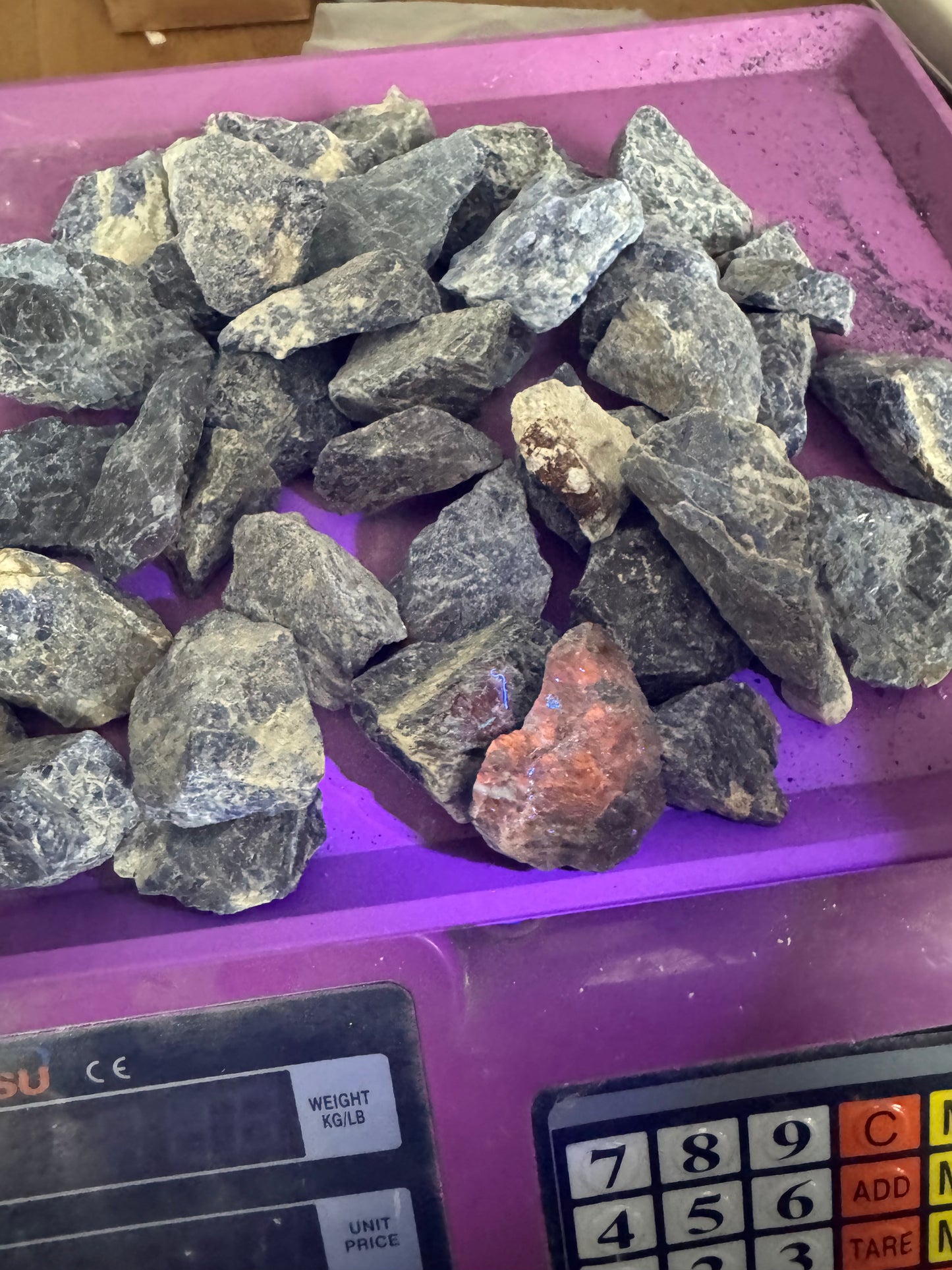 1kg Rough UV‑Reactive Sodalite – Ideal for Tumbling & Crafting