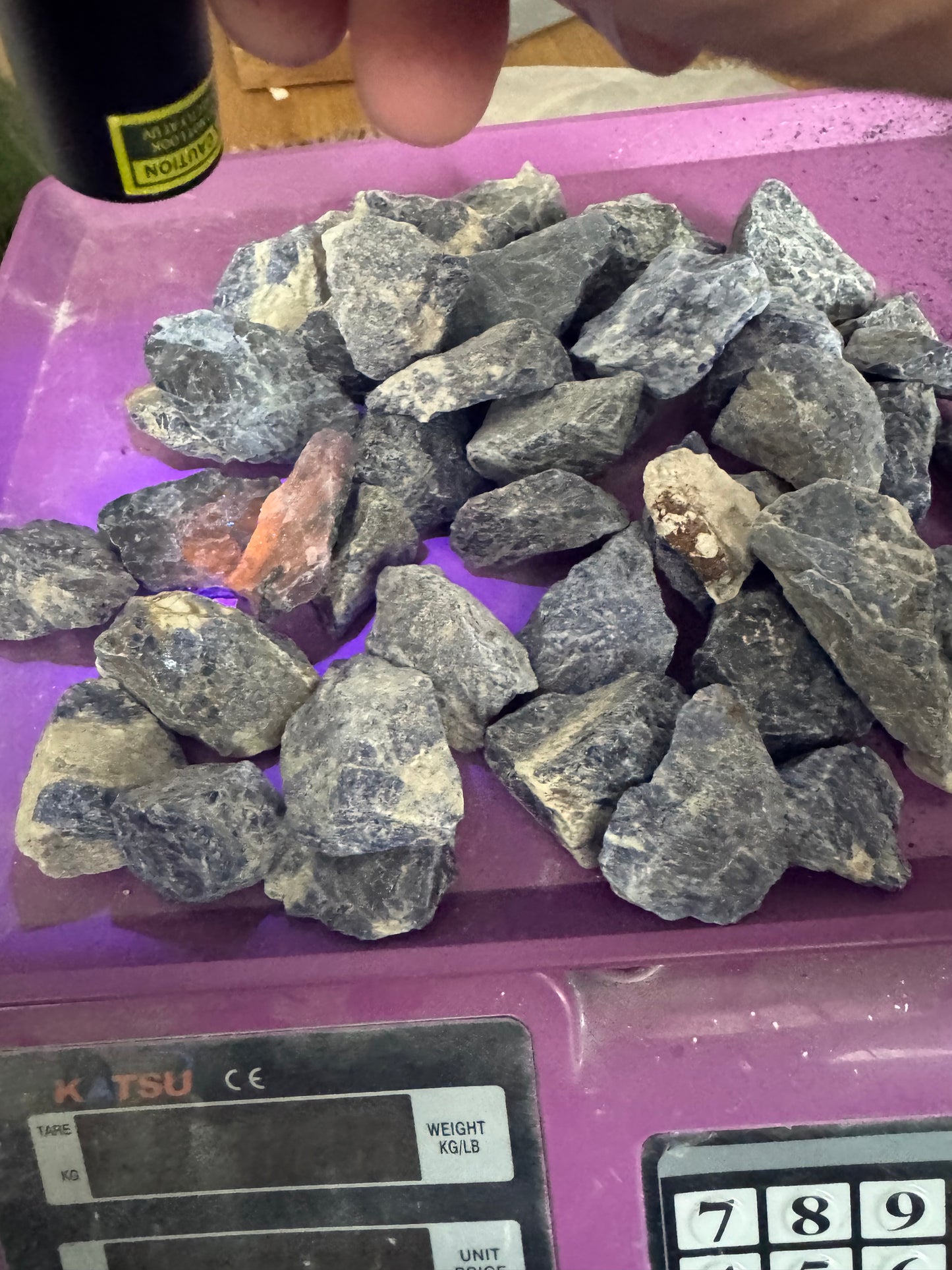 1kg Rough UV‑Reactive Sodalite – Ideal for Tumbling & Crafting