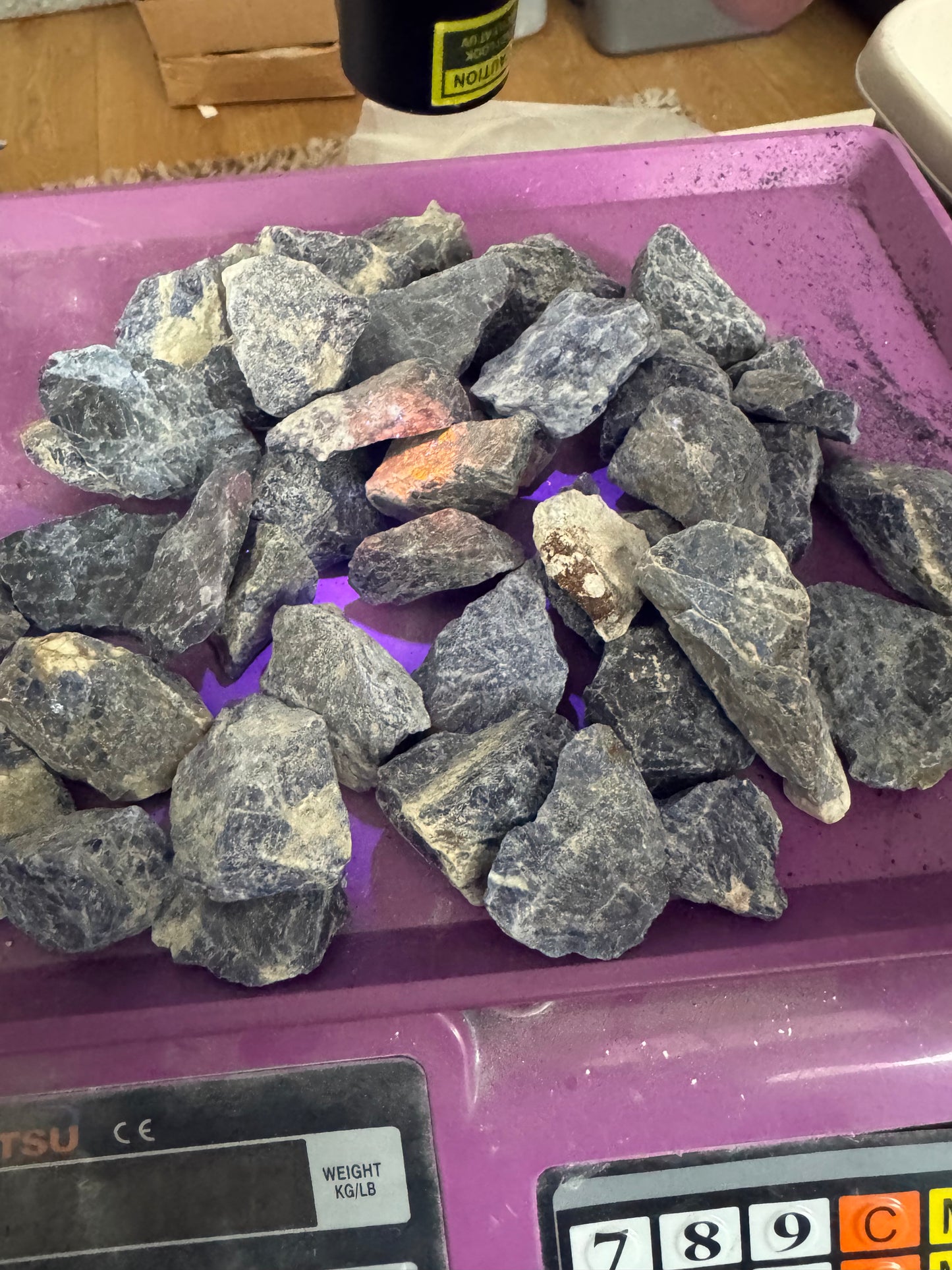 1kg Rough UV‑Reactive Sodalite – Ideal for Tumbling & Crafting