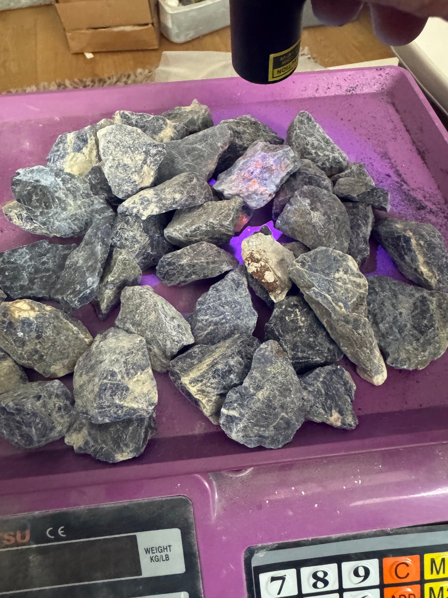 1kg Rough UV‑Reactive Sodalite – Ideal for Tumbling & Crafting