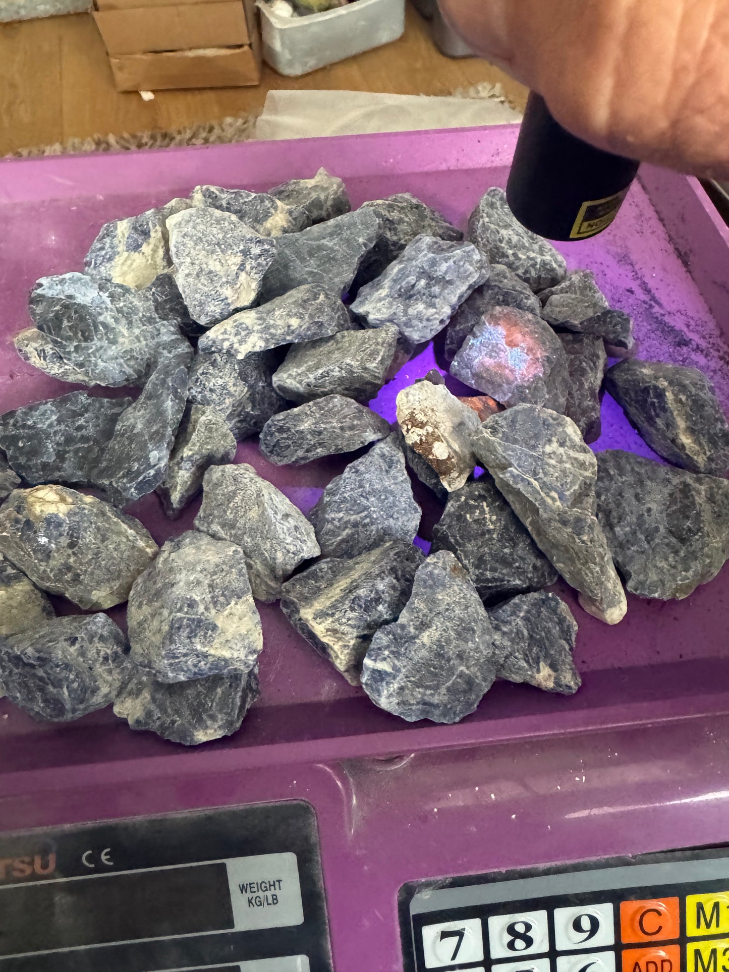 1kg Rough UV‑Reactive Sodalite – Ideal for Tumbling & Crafting