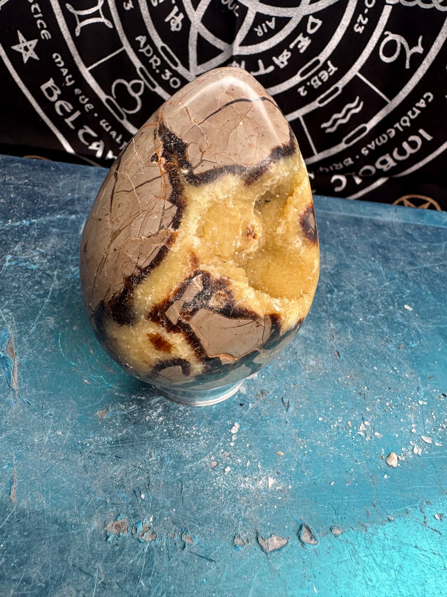 Septarian egg 605 grams please see photos for size DRZ2#2