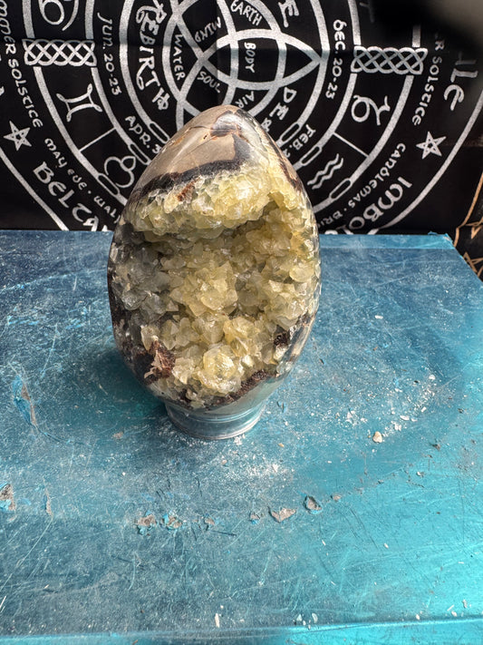 Septarian egg 680 grams please see photos for size DRZ2#4
