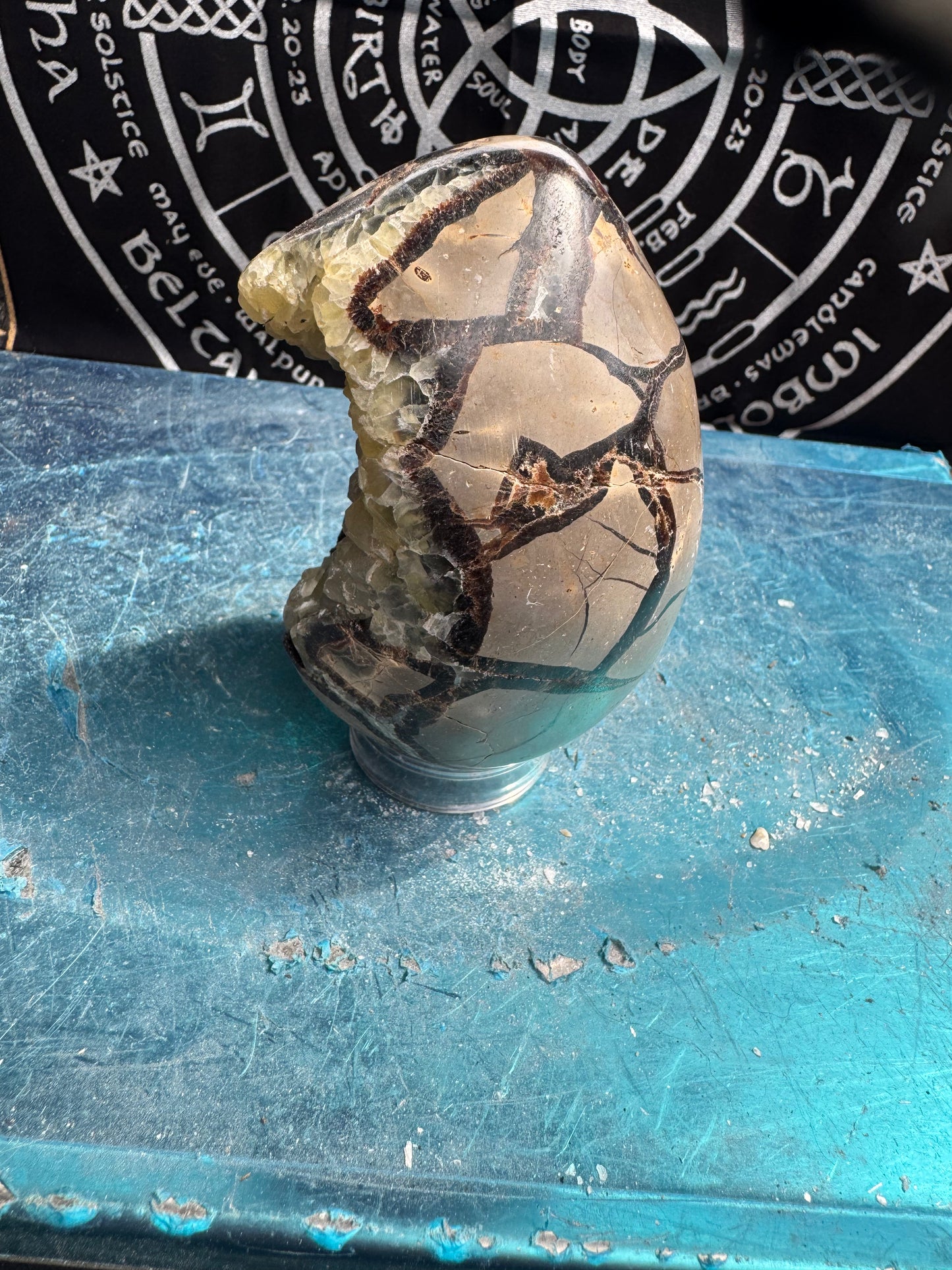 Septarian egg 680 grams please see photos for size DRZ2#4